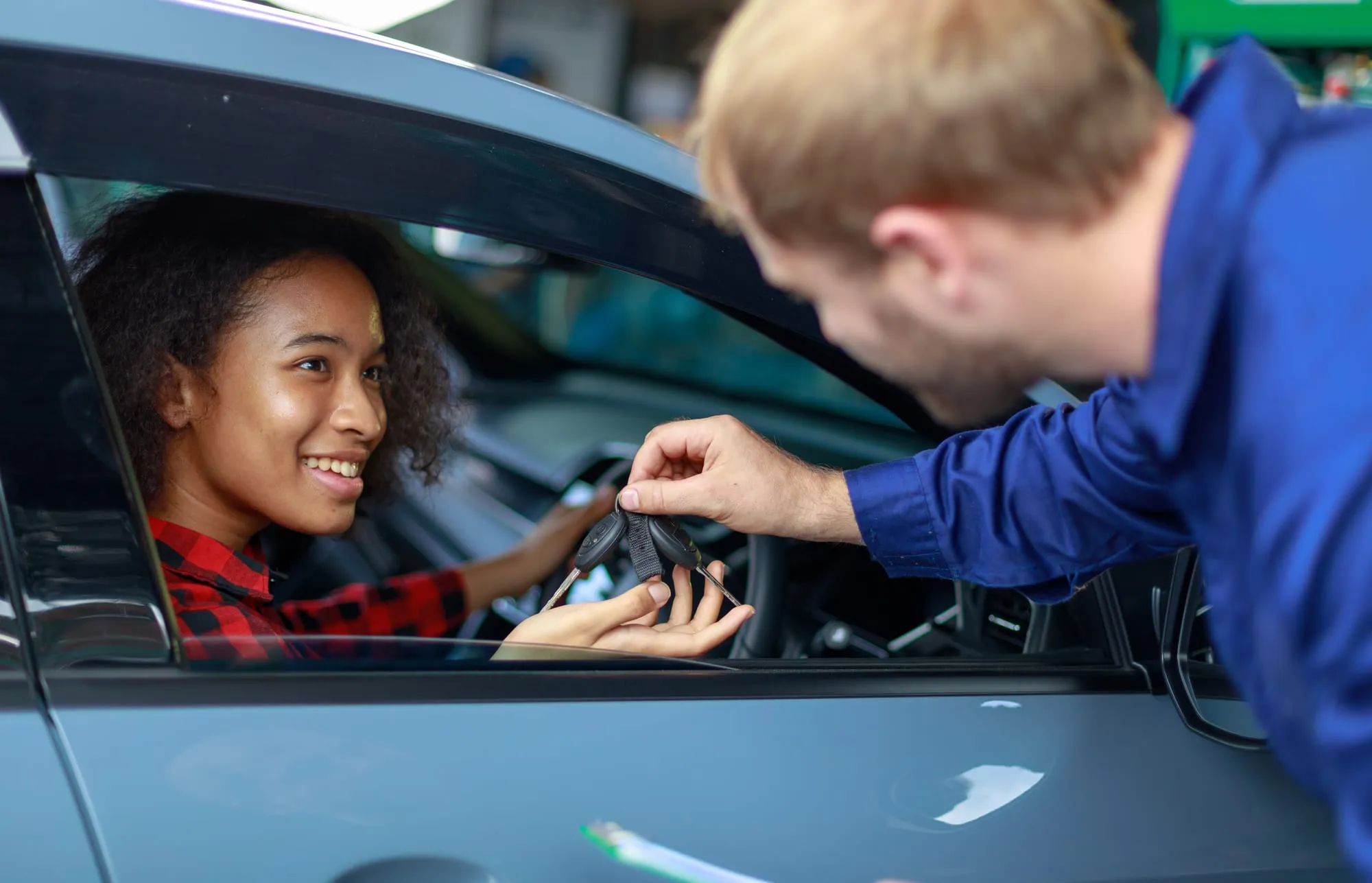Mechanic handing car keys back to a satisfied customer